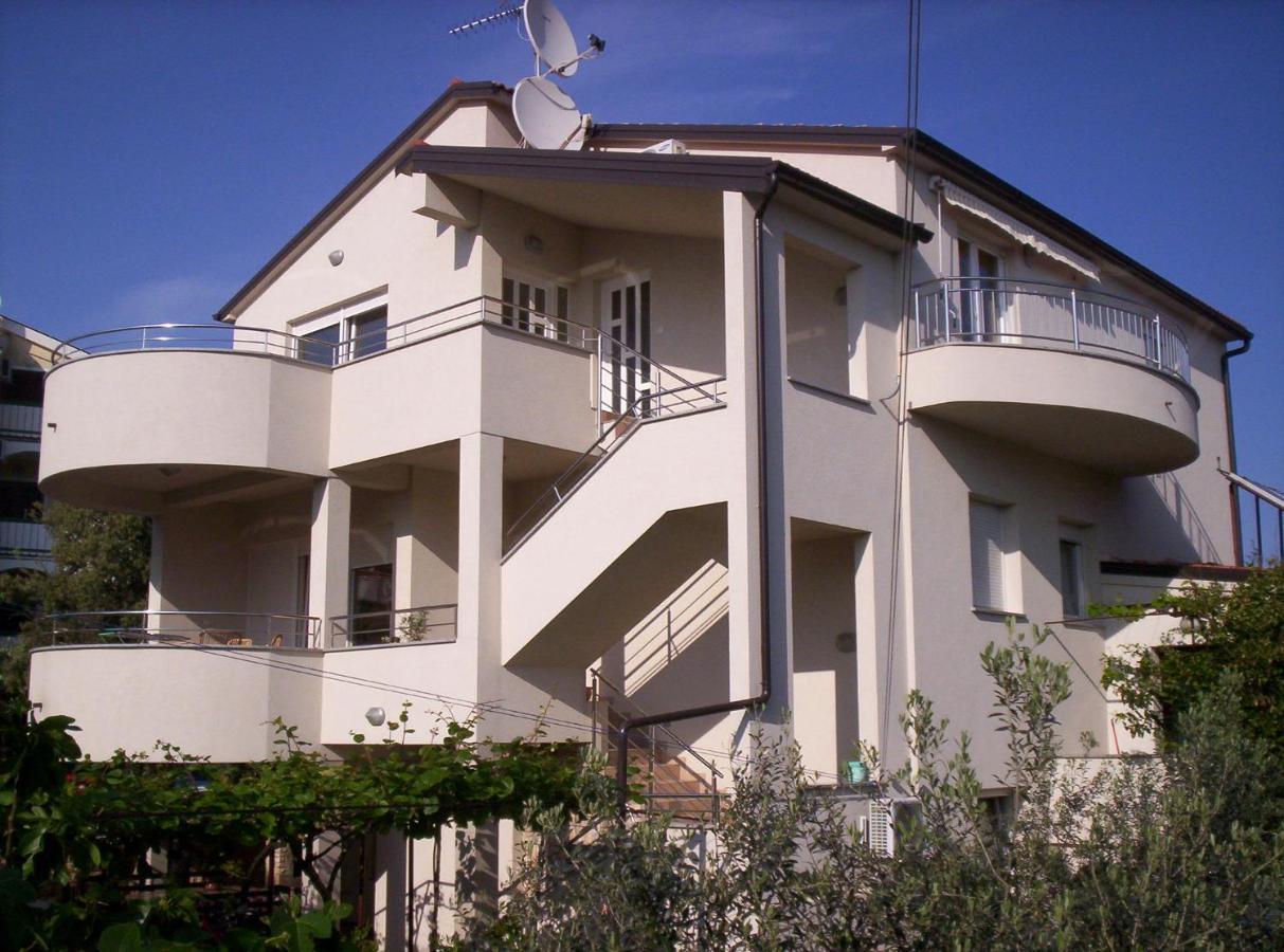 Apartment For Two 200M From The Beach Pula Buitenkant foto