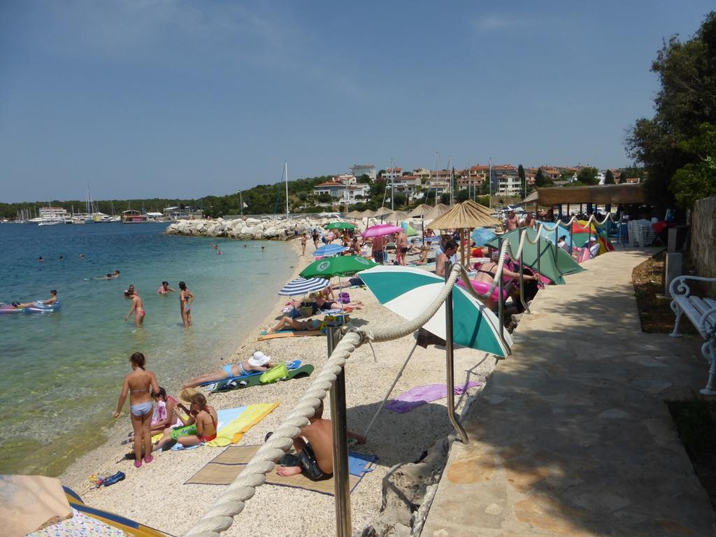 Apartment For Two 200M From The Beach Pula Buitenkant foto